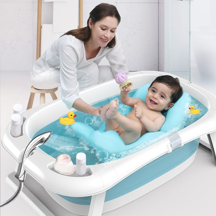 mom bathing her toddler in foldable bathtubs