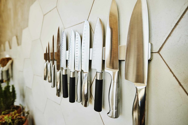 stored knifes on a magnet 